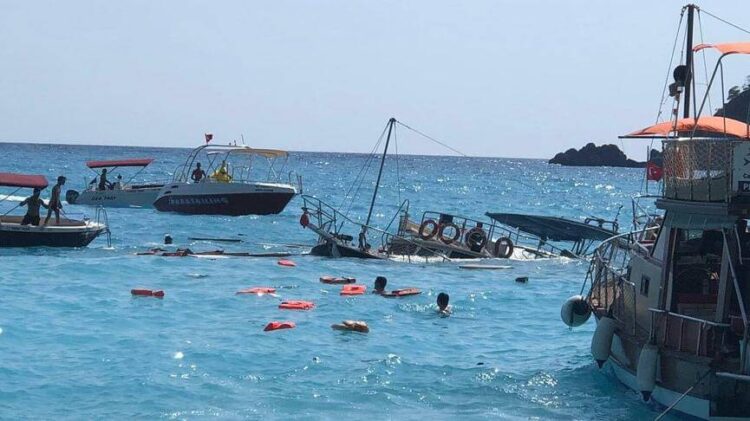 Muğla’da tur teknesi battı
