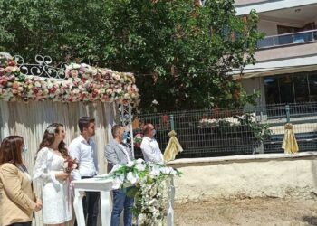 Belediye başkanı evinin balkonundan nikah kıydı