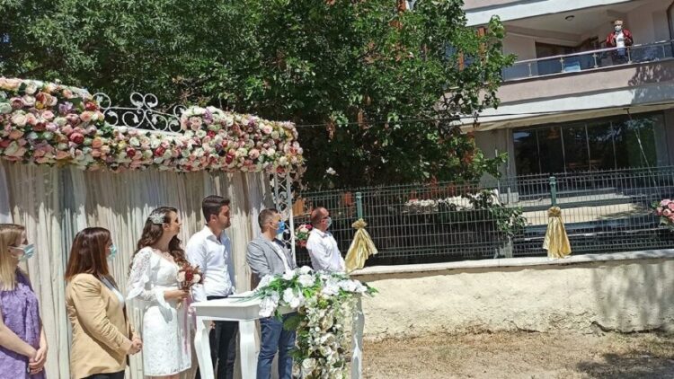 Belediye başkanı evinin balkonundan nikah kıydı