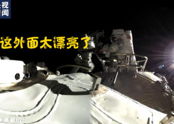 Çinli astronotlar, uzay istasyonunun dışına çıktı