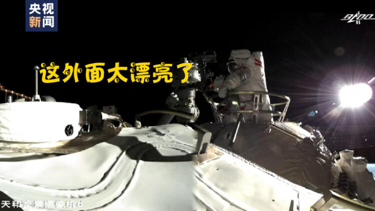 Çinli astronotlar, uzay istasyonunun dışına çıktı