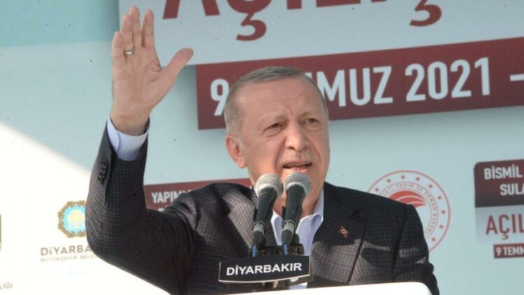 AKP’li vekilden, Erdoğan’ın Diyarbakır’da okuduğu şiirle ilgili ilginç iddia