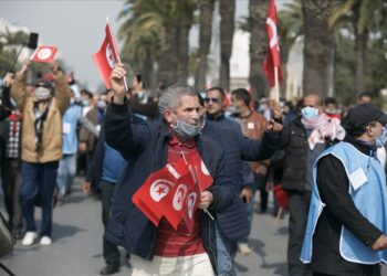 Tunus’ta halk sokağa indi, Cumhurbaşkanı Başbakanı görevden alıp…
