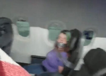 Uçuşun ortasında kapıyı açmaya çalışan kadını koltuğa bantladılar