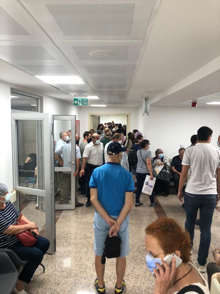 Hastanede hükümetin canını sıkacak fotoğraf