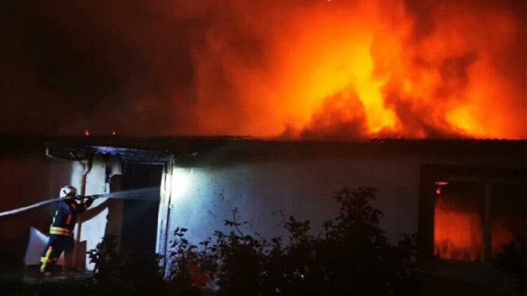 3 çocuğunun yaşadığı evi yaktığı iddia edilen baba serbest