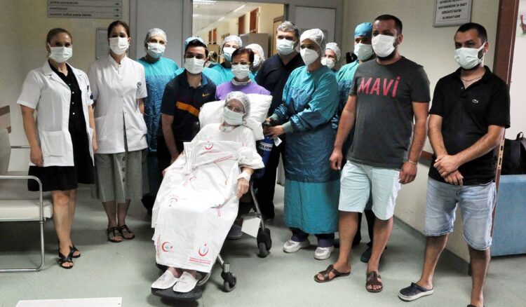 2,5 aydır etübe olan kadın, doğum gününde gözlerini açtı