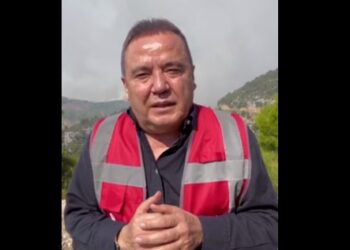 Muhittin Böcek: Helikopter gönderin, yanıyor insanlar