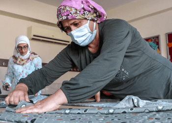 Gönüllü kadınlar yangın bölgesi için şalvar dikiyor