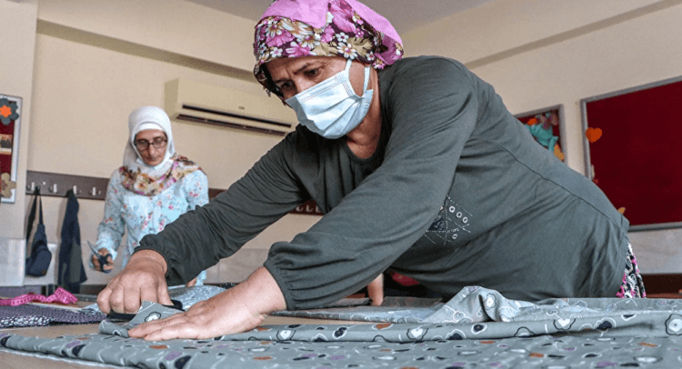 Gönüllü kadınlar yangın bölgesi için şalvar dikiyor