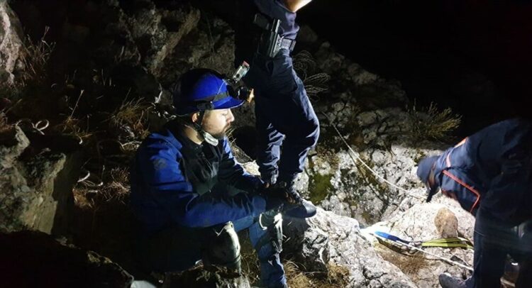 Mağarada mahsur kalan gazeteci 8 saat sonra kurtarıldı