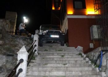 Merdivenlerden araçla inmeye çalıştı