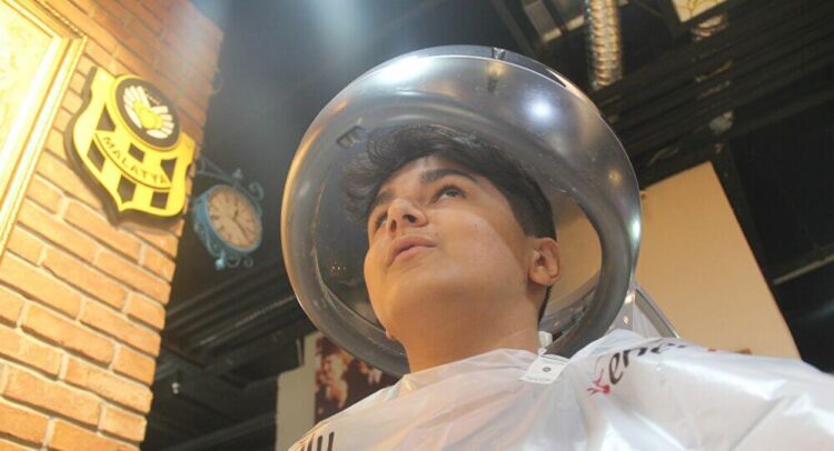 Malatya’da kuaförden aşıya teşvik