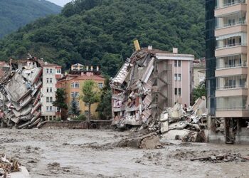 Emekli astsubay, özel düzenekle öğrencileri selden kurtardı