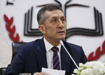 Ziya Selçuk istifa etti