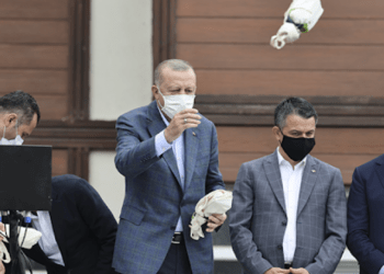 Eski danışmanı Erdoğan’ın niye çay fırlattığını açıkladı