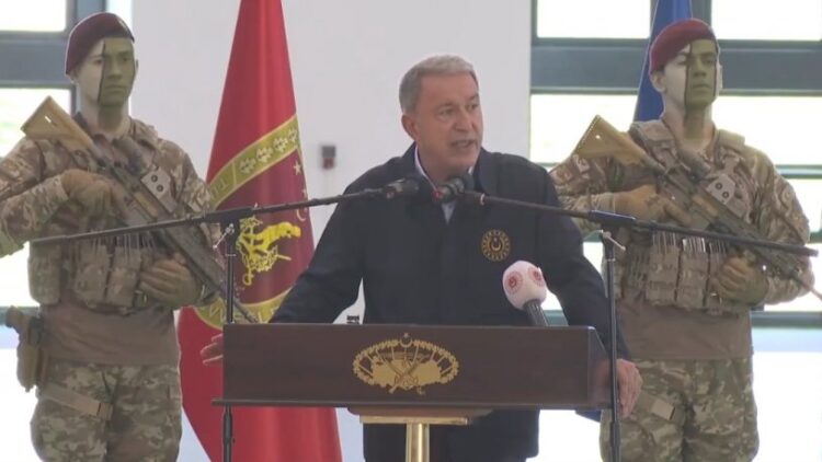 Yemin töreninde Hulusi Akar’dan tartışma yaratan fotoğraf