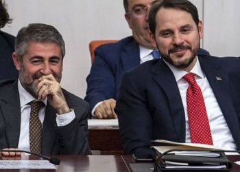 Berat Albayrak’ın fotoğrafında dikkat çeken detaylar