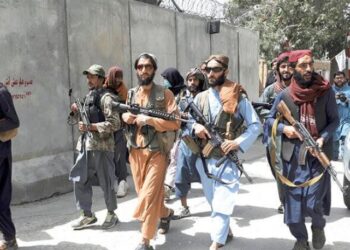 Taliban radyo müziğini ve kadınların çalışmasını yasakladı