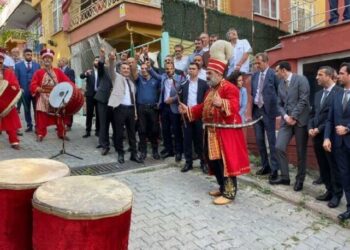 MHP’lilerle ‘bozkurt’ selamı veren karakol amirine soruşturma
