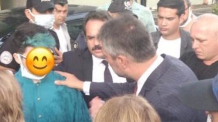 Törende, saçının bir kısmı mavi olan öğrenciye şiir okutulmadı