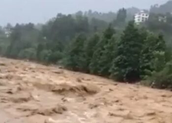 Heyelan sonucu çay işçileri mahsur kaldı