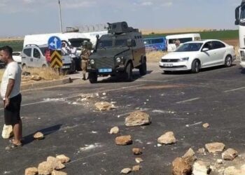 Çiftçiler Viranşehir yolunu kapattı