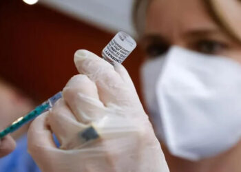 Almanya’da bir hemşire Covid aşısı yerine tuzlu su enjekte etti