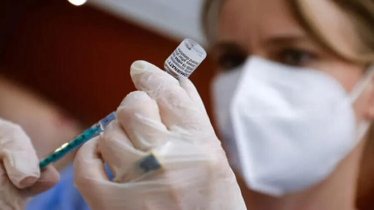 Almanya’da bir hemşire Covid aşısı yerine tuzlu su enjekte etti