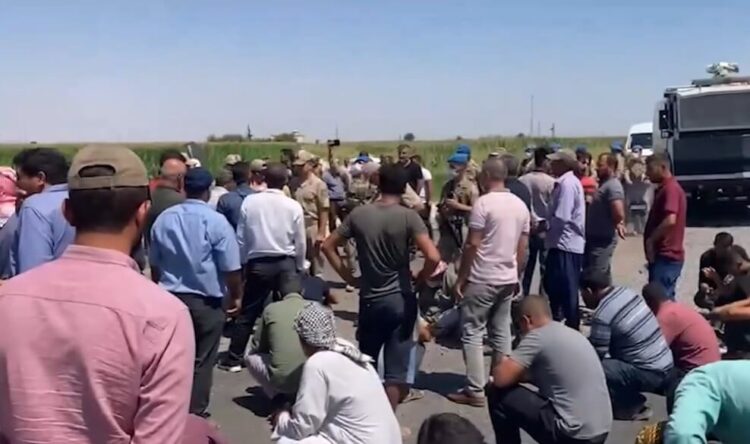 Urfa’da köylüler elektrik için yol kapattı