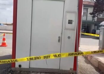 Kartını kaptırdığı ATM’ye forkliftle saldırdı