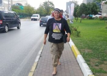 Oğlunun mezarına çıplak ayakla yürüdü