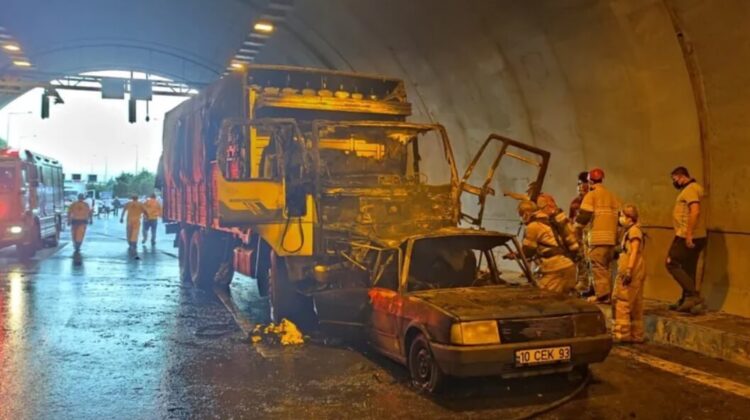 Tünelde kamyonun çarptığı otomobil alev aldı: Çok sayıda ölü var