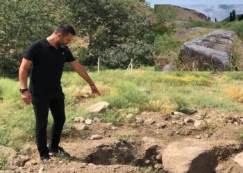 Tarihi Ermeni mezarlığında defineci talanı