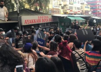 Kadın cinayetlerini protesto eden kadınlara polis saldırdı