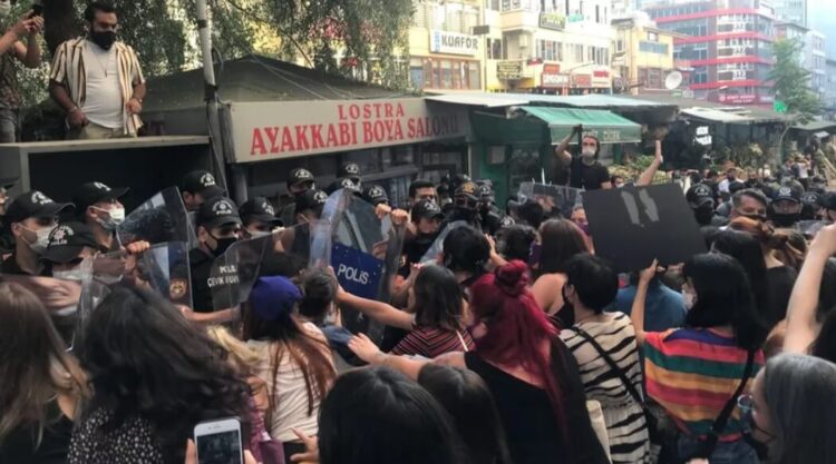 Kadın cinayetlerini protesto eden kadınlara polis saldırdı
