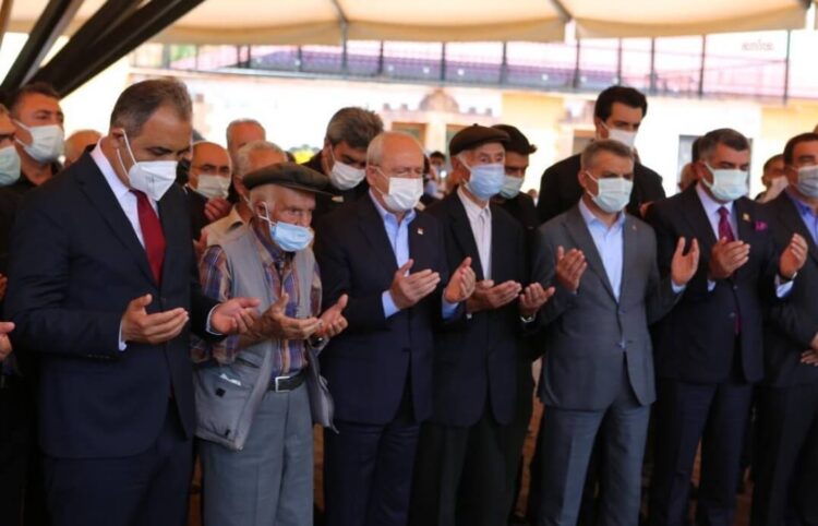 Kılıçdaroğlu, teyzesi Fecire Işık’ı son yolculuğuna uğurladı