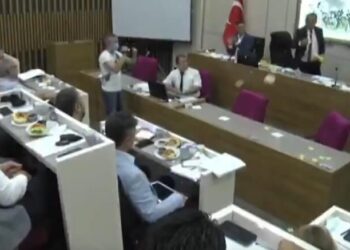 Tanju Özcan, AKP’li meclis üyelerine ‘sakinleşmeleri’ için çay fırlattı