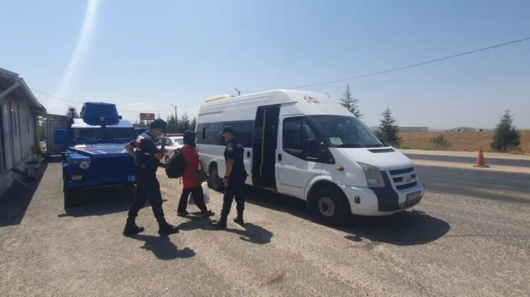 Karantinada olması gereken kişi kardeşinin HES kodu ile yolculuk yaparken yakalandı