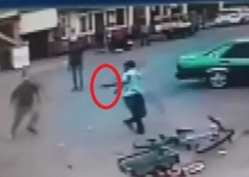 Pidesi eksik çıktı diye üç kişiyi vurdu