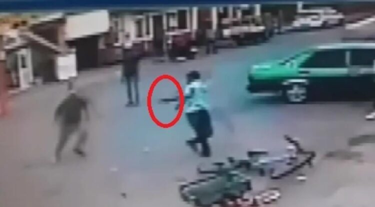 Pidesi eksik çıktı diye üç kişiyi vurdu