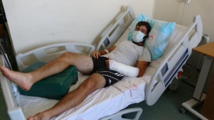 Yangını söndürmeye çalışırken ayı saldırısına uğradı