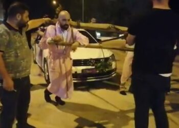 Damada boyunduruk takıp, araç çektirdiler