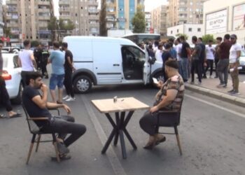 Yolu kapatıp elektrik kesintilerini protesto ettiler