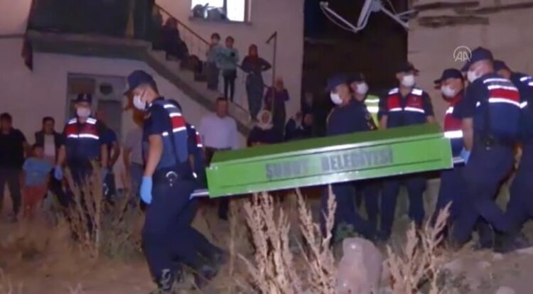 Eşi ve 2 yaşındaki oğlunu öldürüp kendini astı