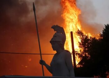 Atina’da yangın: Kentte yaşayanlara ‘evden çıkmayın’ çağrısı yapıldı