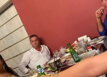 Davasına baktığı kişiyle yemekte görüntülenen hakim açığa alındı
