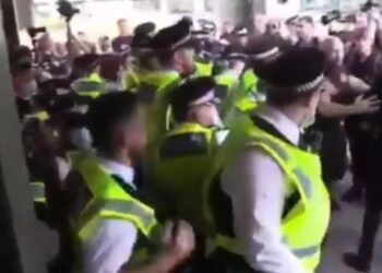 Aşı karşıtları Londra’da BBC stüdyolarını basmaya çalıştı