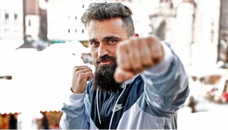 ‘Alman polisi Türk’ü Türk’ten koruyor, üzülüyorum’