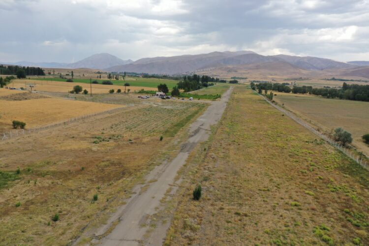 79 yıl önce yaptırılan havaalanı bakımsızlıktan tarlaya döndü